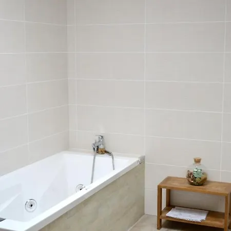 Casa de Férias House With 3 Bedrooms In Campagneleswardrecques With Enclosed Garden And Wifi *
